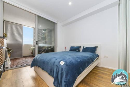 En eller flere senger på et rom på Aircabin - Burwood - Sydney - 2 Beds Apt Free Park