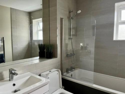 y baño con ducha, aseo y lavamanos. en Pass the Keys Modern Family Friendly Flat with Parking, en Rickmansworth