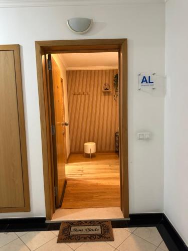 eine offene Tür zu einem Zimmer mit Flur in der Unterkunft Lido View Holiday Apartment in Funchal