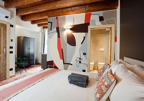 1 dormitorio con 1 cama grande en una habitación en ANNAMA Coliving en Brescia