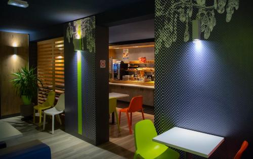 a restaurant with a table and chairs and a counter at Ibis Budget Le Havre Les Docks in Le Havre
