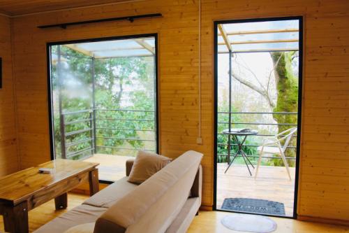 Kottage anania في باتومي: غرفة معيشة مع أريكة وطاولة