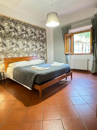 1 dormitorio con 1 cama en una habitación con ventana en Leopoldini Appartamenti, en Florencia