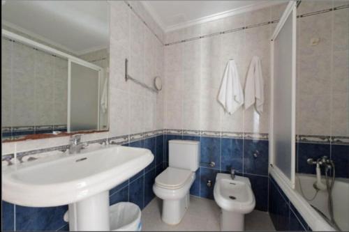 La salle de bains est pourvue d'un lavabo et de toilettes. dans l'établissement Hostal Alba, à La Mata