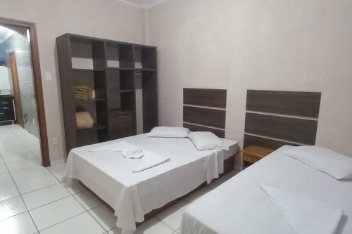 ein Hotelzimmer mit 2 Betten in der Unterkunft Apto no coração de Serra Negra in Serra Negra