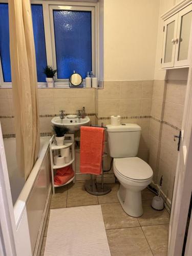 a bathroom with a toilet and a sink at EL MET GLOBAL APARTMENT in Slades Green