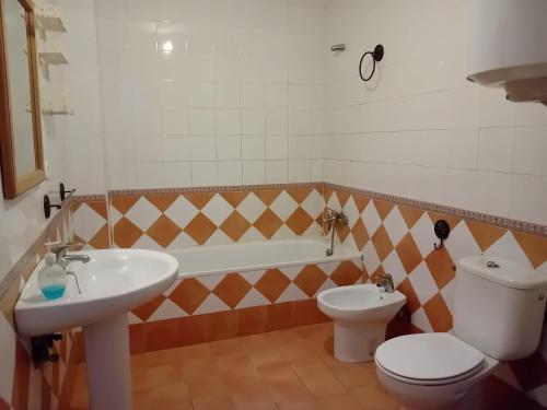 a bathroom with a sink and a toilet and a tub at Caserío de Vazquez 5 in Castilblanco de los Arroyos