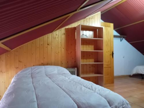 a bedroom with a bed in a attic at Caserío de Vazquez 5 in Castilblanco de los Arroyos