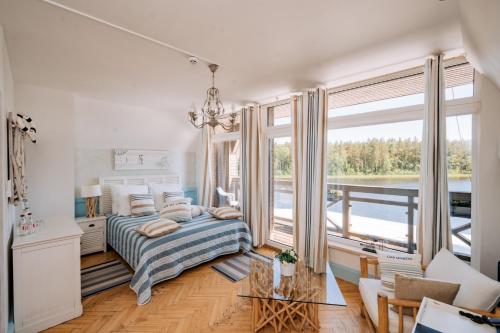 SileneにあるSilene Resort & Spaのベッドルーム1室(ベッド1台、大きな窓付)