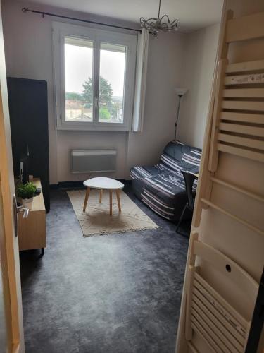 une chambre avec un lit, une table et une fenêtre dans l'établissement Studio reposant et calme, à Agen
