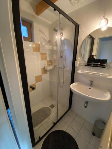 a bathroom with a shower and a toilet and a sink at Kom tot rust midden de natuur! Top Locatie! Top Deal!! in Bovenwezet