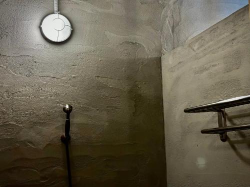 un reloj en la pared de una habitación en 仨食居室, en Hengchun