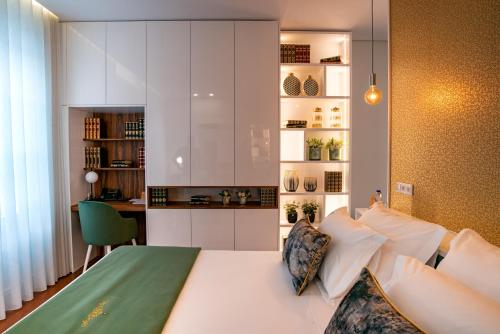 Una cama o camas en una habitación de GuimaGold
