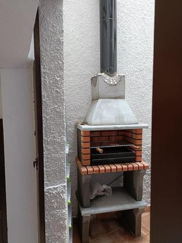 cocina con fogones en la esquina de una habitación en La casona de la Azucena, en Guadalajara