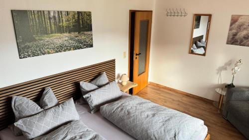 1 dormitorio con 1 cama y 1 sofá en Ferienwohnung Pfister-Straub, en Bad Kissingen