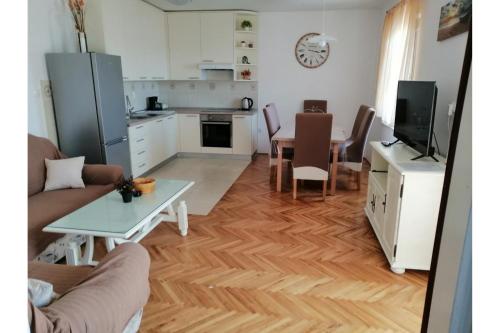 una sala de estar con un sofá y una mesa en Apartments Njaco, en Ražanac