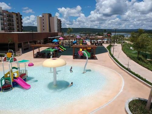um parque aquático com um escorrega aquático numa piscina em Resort Praias do Lago Park em Caldas Novas