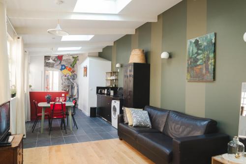 un salon avec un canapé et une table dans l'établissement L'atelier de Luc, Paris 20eme, à Paris