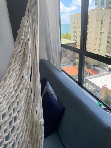 hamak w pokoju z dużym oknem w obiekcie Quarto INDISPONÍVEL NO PRESENTE w mieście Recife