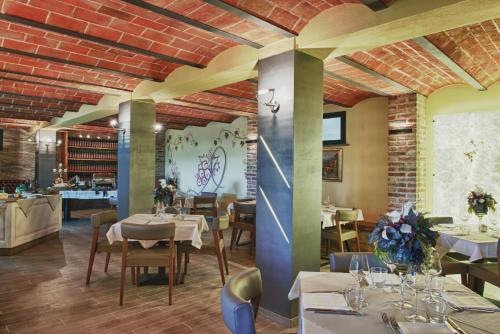 un restaurante con mesas y sillas y una pared de ladrillo en Agriturismo Biologico Diacceroni en Villamagna