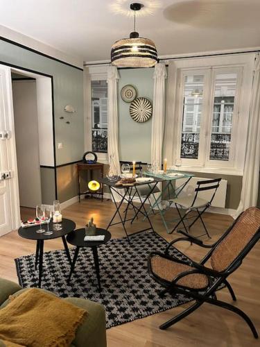 un salon avec une table et des chaises dans l'établissement Coup de cœur à Trouville, à Trouville-sur-Mer