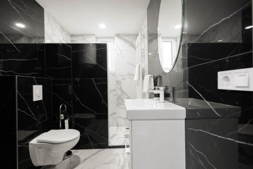 Bilik mandi di Joy Apartman