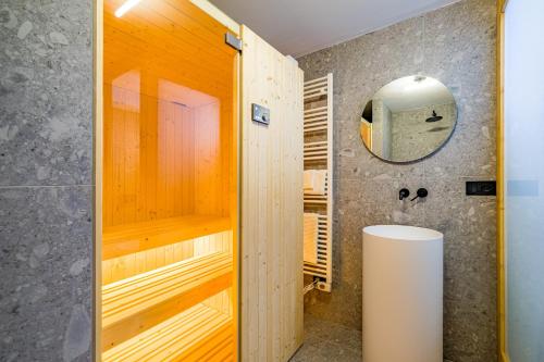 een badkamer met een douche en een spiegel bij Hunum in Voga