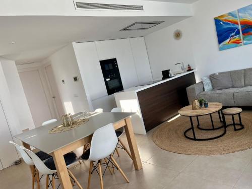 a kitchen and living room with a table and chairs at Casa del Mar Menor in San Javier