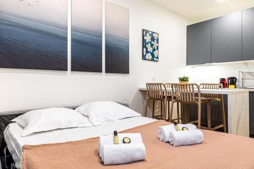 une chambre avec un lit avec des serviettes dessus dans l'établissement Appartement moderne pour 4 proche Arc de Triomphe, à Paris