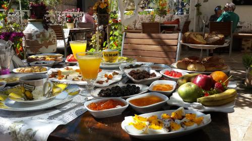 un tavolo con molti piatti di cibo e bevande di Lemon Villa Hotel a Alanya
