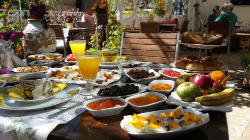 una mesa con muchos platos de comida y bebida en Lemon Villa Hotel - Adult Only en Alanya