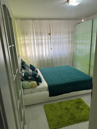małą sypialnię z łóżkiem z oknem w obiekcie Inchisa w mieście Deva