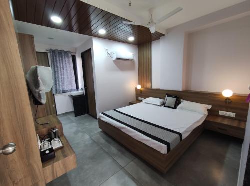 een slaapkamer met een bed in een kamer bij HOTEL SHREE RAM in Rājpīpla