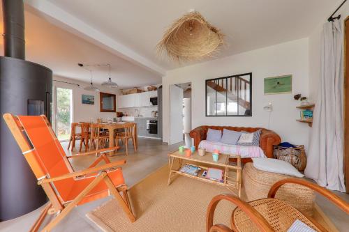 un salon avec un canapé et une table dans l'établissement Maison pour 10 - 650 m du Golfe - Pen Castel, à Arzon