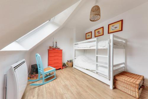 - une chambre avec 2 lits superposés et une chaise bleue dans l'établissement Maison pour 10 - 650 m du Golfe - Pen Castel, à Arzon