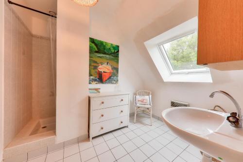 La salle de bains est pourvue d'un lavabo et d'un parasol. dans l'établissement Maison pour 10 - 650 m du Golfe - Pen Castel, à Arzon