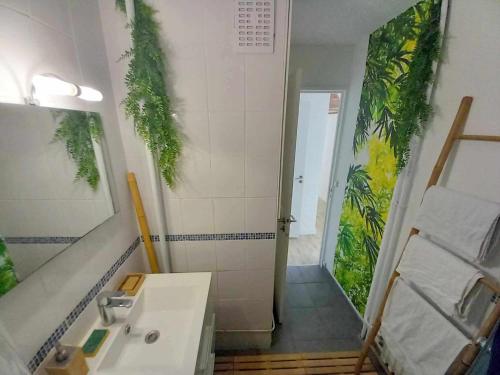 une salle de bain avec un lavabo et un miroir dans l'établissement T3 57m2 avec balcon proche gare SNCF, WIFI et café et thé offerts - Balcon, à Orléans