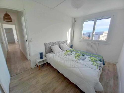 une chambre blanche avec un grand lit et une fenêtre dans l'établissement T3 57m2 avec balcon proche gare SNCF, WIFI et café et thé offerts - Balcon, à Orléans