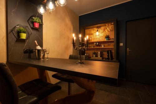 eine Bar mit einem Tisch mit Kerzen in einem Zimmer in der Unterkunft Rien Que Nous 