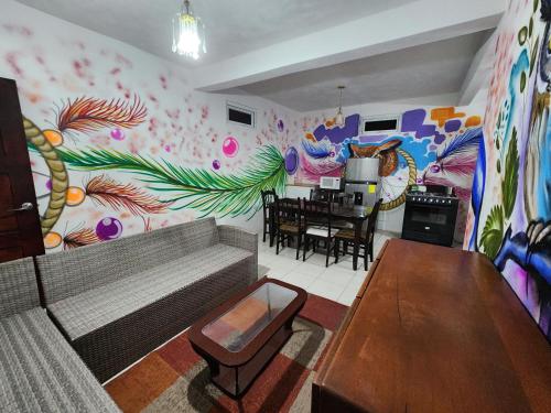 巴納哈契的住宿－Casa Búho，客厅墙上有绘画作品