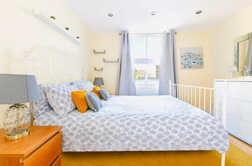 a bedroom with a bed and a window at Charming apartment, sleeps 4- 15 mins to Central in London