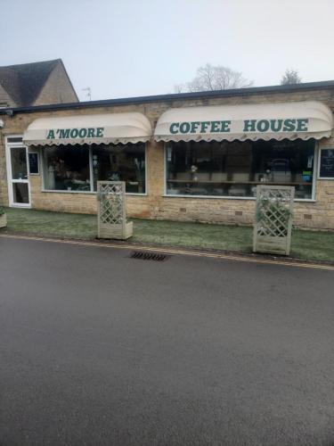 a coffee house on the side of a street at Laurel Apartment in Bourton on the Water