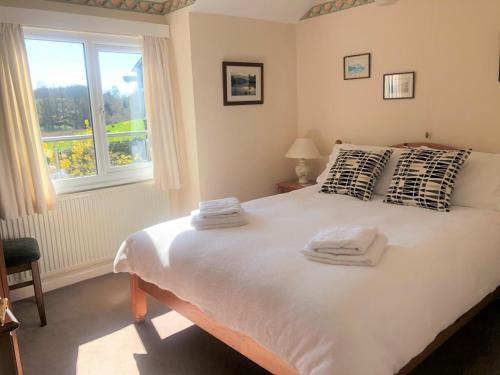 um quarto com uma cama grande e toalhas em 1 Bed in Hawkshead and Tarn Hows LLH13 em Hawkshead