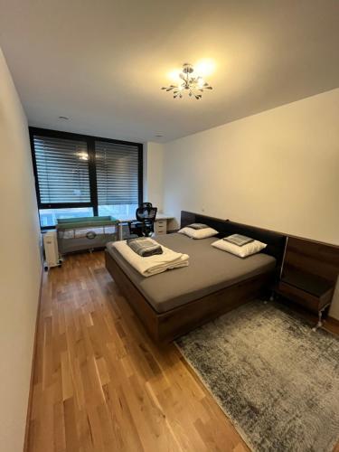 - une chambre avec un grand lit et une fenêtre dans l'établissement Luxembourg 2 bedroom apartment in Gasperich, à Luxembourg