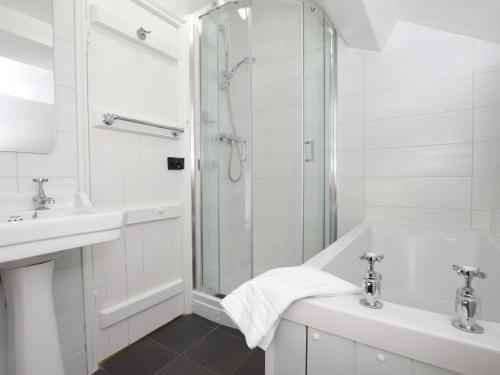 Kylpyhuone majoituspaikassa 2 Bed in Hawkshead Village LLH35