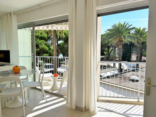 une chambre avec un balcon avec une table et des chaises dans l'établissement Studio climatisé 2★, 2 balcons, proche plage, Le Lavandou - FR-1-251-475, au Lavandou