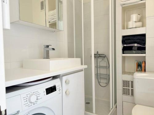 une salle de bain avec un lavabo et une machine à laver dans l'établissement Studio climatisé 2★, 2 balcons, proche plage, Le Lavandou - FR-1-251-475, au Lavandou