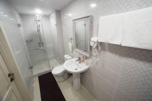 MY HOSTEL في بيشكيك: حمام مع حوض ومرحاض ومرآة