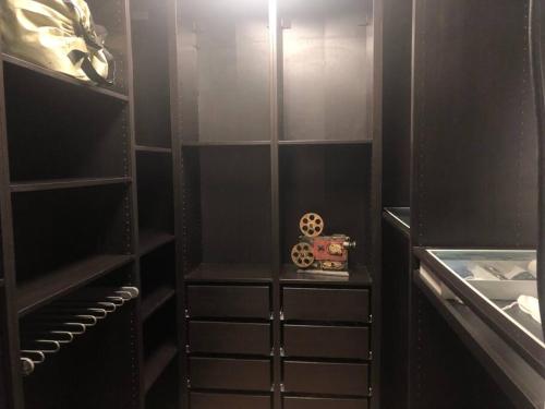 - un dressing avec des murs et des étagères noirs dans l'établissement Artist Trip, à Paris