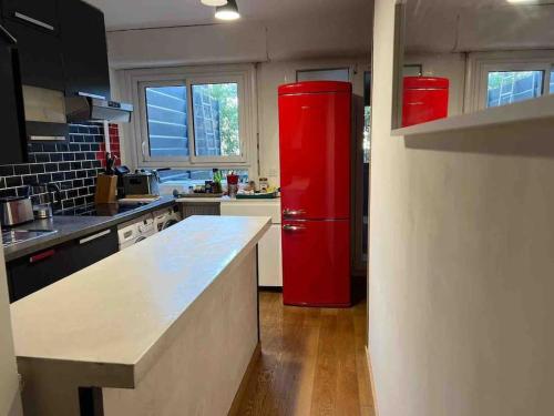 - une cuisine avec un réfrigérateur rouge au milieu dans l'établissement Artist Trip, à Paris